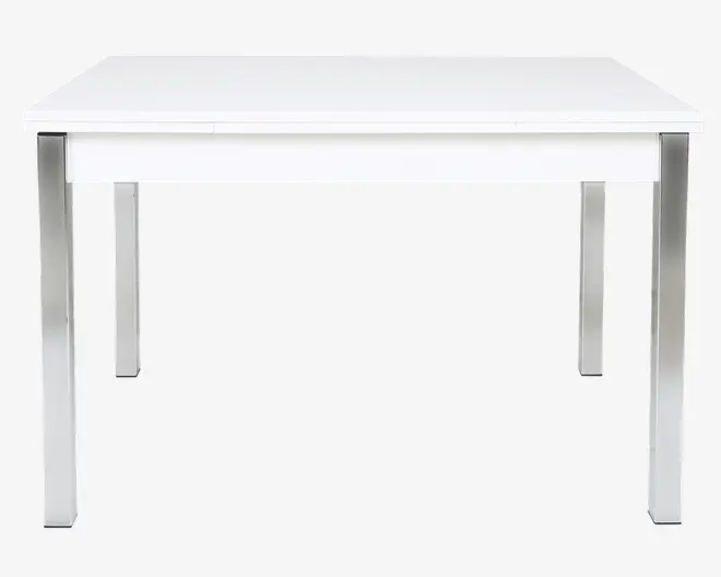 Rektangulært bord med blank, hvid bordplade og lige, polerede kromben. Designet er moderne og minimalistisk med rene linjer og en glat overflade. Bordet ser solidt ud og egner sig til både spise- eller kontorbrug.