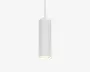 Pendellampe med cylindrisk form og lodrette riller på overfladen. Lampen har en mat hvid finish og et rent, moderne udtryk. Lyset rettes nedad og giver en fokuseret lysstråle, mens den indvendige kant er let tilbagetrukket for at mindske blænding. Ophængt i en matchende hvid ledning.