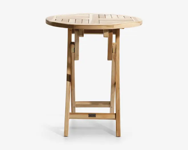 Rundt bord i træ med lamelbordplade og sammenklappelige ben. Den naturlige træfinish fremhæver åretegningen, og bordet har en solid tværstang for ekstra stabilitet. Designet gør det nemt at opbevare og transportere, hvilket gør det velegnet til både indendørs og udendørs brug.