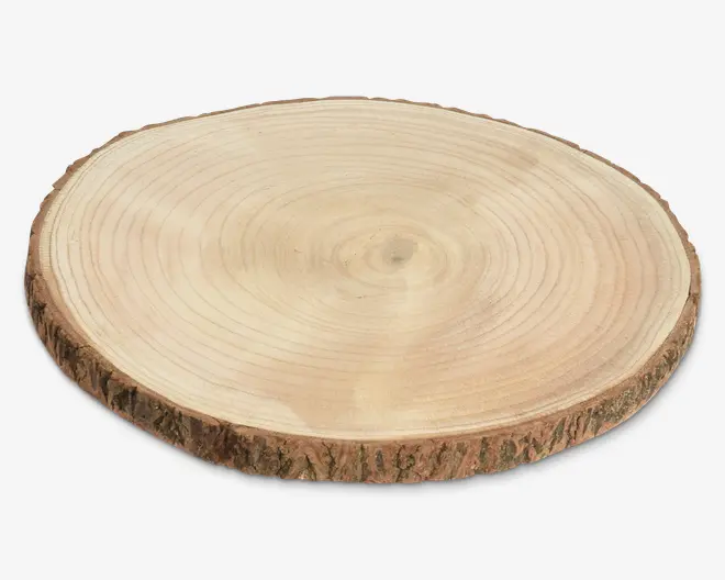 Et rundt, fladt stykke træ med synlige årringe og barkkant. Overfladen er glat og slebet, mens kanten bevarer den rå, teksturerede bark for et rustikt udseende. Træets årer og ringe er tydelige, hvilket giver et naturligt og organisk udtryk.