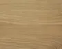 Lys egetræsoverflade med naturligt åremønster, der viser diskrete variationer i farve og struktur. Overfladen er glat og mat, og fremhæver de organiske linjer og knaster, som er karakteristiske for eg. Udseendet er varmt og neutralt, velegnet til både moderne og klassiske indretninger.