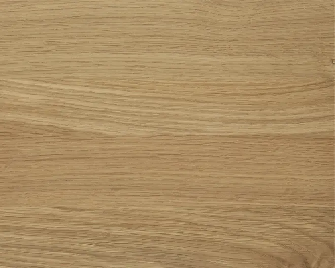 Lys egetræsoverflade med naturligt åremønster, der viser diskrete variationer i farve og struktur. Overfladen er glat og mat, og fremhæver de organiske linjer og knaster, som er karakteristiske for eg. Udseendet er varmt og neutralt, velegnet til både moderne og klassiske indretninger.
