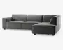 Moderne hjørnesofa med højrevendt chaiselong, betrukket med mørkegråt stof. Sofaen har brede, firkantede armlæn og dybe, bløde sædehynder for ekstra komfort. Ryglænet er lige og jævnt polstret, hvilket giver støtte langs hele sofaen. Den står på korte, solide ben, hvilket giver et lavt og stilrent udtryk. Sofaens rene linjer og minimalistiske design passer godt til moderne indretning.