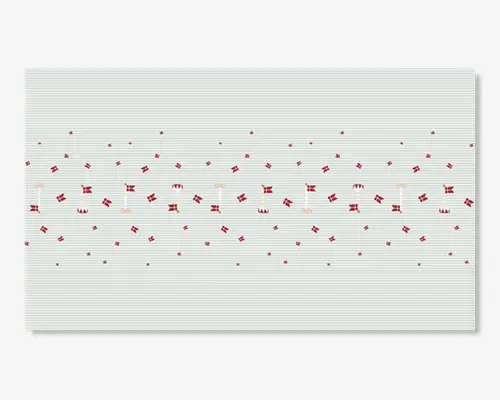 Rektangulært tekstil med diskrete lysegrå og hvide striber som baggrund. Designet har små røde og hvide flag samt fødselsdagskager med lys, jævnt fordelt over hele overfladen. Flagene og kagerne er arrangeret i et legende, festligt mønster, hvilket giver tekstilet et festligt udtryk.