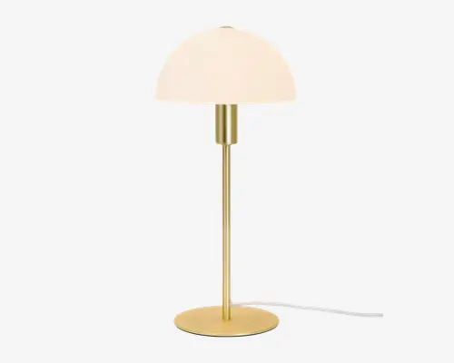 En moderne bordlampe med en børstet guldfarvet metalbase og stang samt en rund, flad fod for stabilitet. Lampen har en glat, kuppelformet hvid skærm, der spreder lyset jævnt. Designet er minimalistisk og elegant, velegnet til moderne indretning.