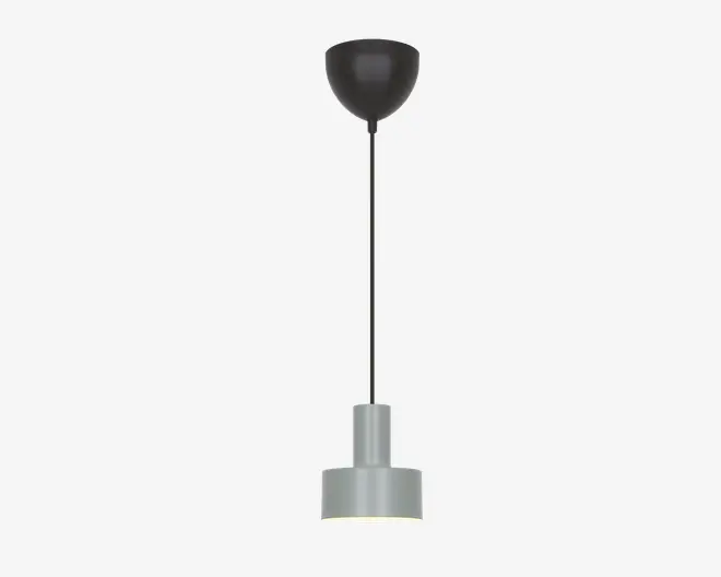 En moderne pendellampe med en cylindrisk skærm i mat grå, der har en let forhøjet topsektion. Lampen hænger fra en sort ledning, som er fastgjort til en rund, sort loftroset. Designet er minimalistisk og nutidigt, velegnet til forskellige indretninger.