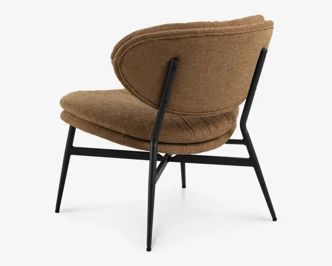 Billedet viser en stol med buet, polstret ryglæn og sæde betrukket med brun tekstiler. Stolen har en robust sort metalramme med skråtstillede ben, hvilket giver et moderne og industrielt udtryk. Polstringen ser tyk og komfortabel ud, og der er synlige syninger langs kanterne for ekstra stil.