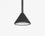 En moderne pendellampe med en mat sort, konisk skærm. Skærmen har en glat overflade og en bred, cirkulær åbning i bunden, som er udstyret med en hvid diffuser for at blødgøre lyset. Lampen hænger ned fra en lige sort stang, hvilket giver et stilrent og minimalistisk udtryk.
