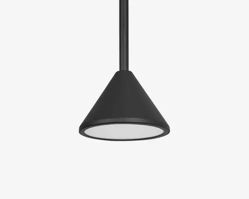 En moderne pendellampe med en mat sort, konisk skærm. Skærmen har en glat overflade og en bred, cirkulær åbning i bunden, som er udstyret med en hvid diffuser for at blødgøre lyset. Lampen hænger ned fra en lige sort stang, hvilket giver et stilrent og minimalistisk udtryk.