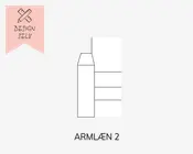 En rektangulær kasse med en skrå topsektion og tre vandrette opdelinger på fronten, hvilket antyder separate rum eller hylder. Kassen har rene, lige linjer og et enkelt, moderne design. Billedet indeholder også et lyserødt banner med et ikon af en blyant og lineal samt teksten 'DESIGN SELV', hvilket indikerer mulighed for selv at designe produktet.