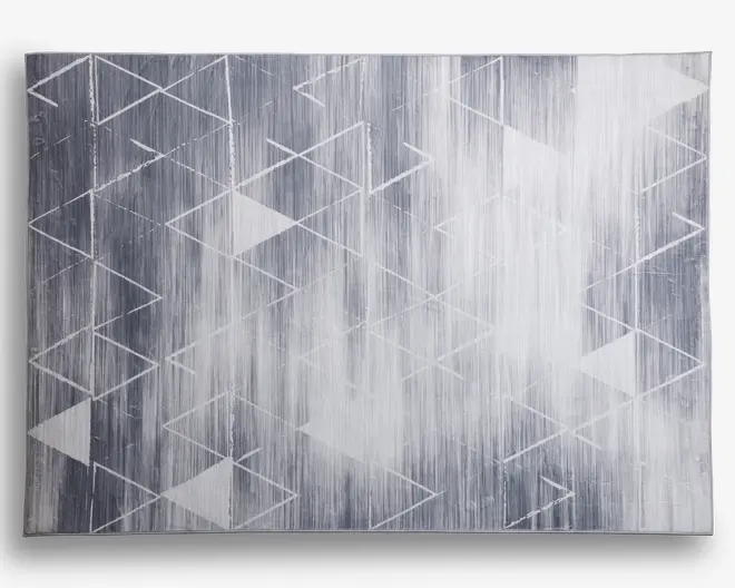 Billedet viser et rektangulært produkt med et moderne, abstrakt design. Overfladen har en gråtonet gradient, der går fra mørkere nuancer i siderne til lysere nuancer i midten. Oven på baggrunden er der tynde, hvide geometriske linjer, som danner sammenhængende trekanter og diamantformer. Mønstret er diskret og jævnt fordelt, hvilket giver produktet et nutidigt og minimalistisk udtryk.