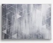 Billedet viser et rektangulært produkt med et moderne, abstrakt design. Overfladen har en gråtonet gradient, der går fra mørkere nuancer i siderne til lysere nuancer i midten. Oven på baggrunden er der tynde, hvide geometriske linjer, som danner sammenhængende trekanter og diamantformer. Mønstret er diskret og jævnt fordelt, hvilket giver produktet et nutidigt og minimalistisk udtryk.