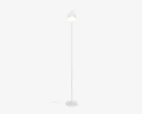 Høj, slank standerlampe med rund fod og en enkel, cylindrisk stang i hvid finish. Lampens hoved er formet som en lav, opadrettet skål, også hvid, hvilket giver et blødt og diffust lys. Strømkablet går ud fra lampens fod, og designet er minimalistisk og moderne.