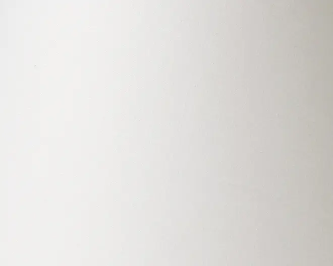 Glat, mat hvid overflade med en diskret gradient fra venstre mod højre, hvilket giver et rent og minimalistisk udtryk. Ingen synlig tekstur, mønstre eller markeringer.