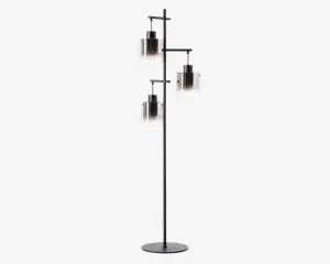 Høj gulvlampe med en rund, stabil base og en slank sort metalramme. Lampen har tre separate arme i forskellige højder, hver med en cylindrisk glasskærm med en farvegradient, der går fra mørk i toppen til klar i bunden. Lampen har et moderne, geometrisk design og giver lys i flere retninger.