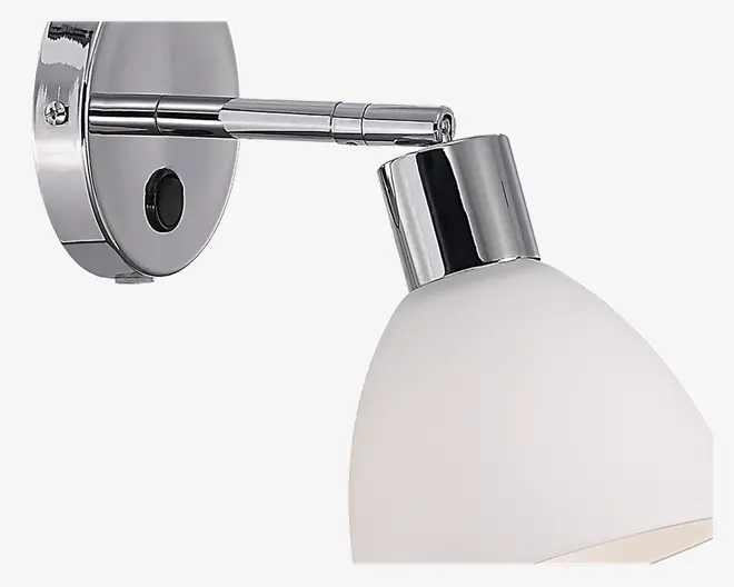 Væghængt armatur med rund base og arm i krom, udstyret med en mat hvid glasskærm. Designet er moderne og minimalistisk med blank kromfinish og bløde, afrundede former. Lampens hoved kan justeres, så lyset kan rettes efter behov.