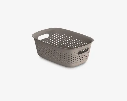 Rektangulær plastikkurv i en lys grå farve med et perforeret design, hvor der er jævnt fordelte runde huller på alle sider for ventilation. Kurven har to store, integrerede håndtag på modsatte sider for nem transport. Kanterne er glatte og let afrundede for behagelig håndtering.