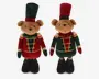 To plysbamser udformet som bamser iført festlige soldateruniformer med høje hatte og dekorative gulddetaljer. Den ene bamse har en rød jakke med grønne detaljer og en grøn hat, mens den anden har en grøn jakke med røde detaljer og en rød hat. Begge har sorte støvler med guldsnørebånd og blød, lysebrun pels. Uniformerne er udsmykket med guldstriber og skulderdekorationer, hvilket giver et klassisk jule-nøddeknækker-look.