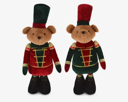 To plysbamser udformet som bamser iført festlige soldateruniformer med høje hatte og dekorative gulddetaljer. Den ene bamse har en rød jakke med grønne detaljer og en grøn hat, mens den anden har en grøn jakke med røde detaljer og en rød hat. Begge har sorte støvler med guldsnørebånd og blød, lysebrun pels. Uniformerne er udsmykket med guldstriber og skulderdekorationer, hvilket giver et klassisk jule-nøddeknækker-look.