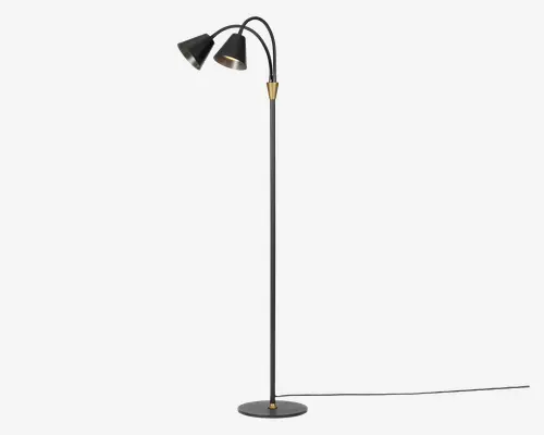 Høj gulvlampe med en slank sort metalstang og rund fod for stabilitet. Lampen har to justerbare, kegleformede lampeskærme i mat sort med metalliske indersider, hver monteret på en buet arm for fleksibel lysretning. Messingdetaljer ved samlingerne giver et moderne og elegant udtryk. Synlig ledning udgår fra lampens fod.