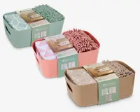 Sæt med tre badeværelseskurve i pastelfarver: mintgrøn, koralrosa og beige. Hver kurv indeholder en matchende chenille bademåtte med tekstureret, fnugget overflade samt et mønstret håndklæde. Kurvene har indbyggede håndtag for nem transport og er pænt pakket med produktinformation på bånd.