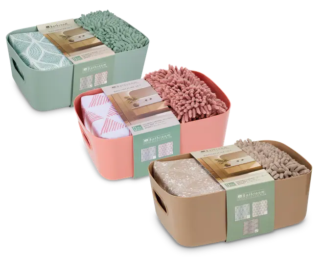Sæt med tre badeværelseskurve i pastelfarver: mintgrøn, koralrosa og beige. Hver kurv indeholder en matchende chenille bademåtte med tekstureret, fnugget overflade samt et mønstret håndklæde. Kurvene har indbyggede håndtag for nem transport og er pænt pakket med produktinformation på bånd.