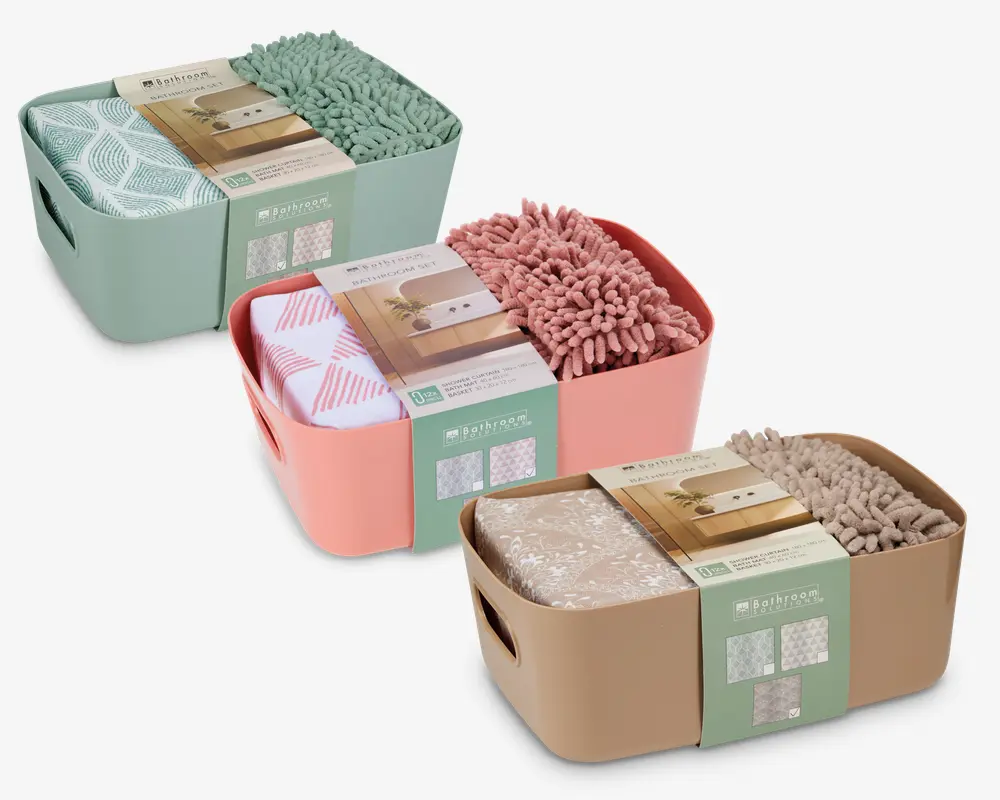 Sæt med tre badeværelseskurve i pastelfarver: mintgrøn, koralrosa og beige. Hver kurv indeholder en matchende chenille bademåtte med tekstureret, fnugget overflade samt et mønstret håndklæde. Kurvene har indbyggede håndtag for nem transport og er pænt pakket med produktinformation på bånd.
