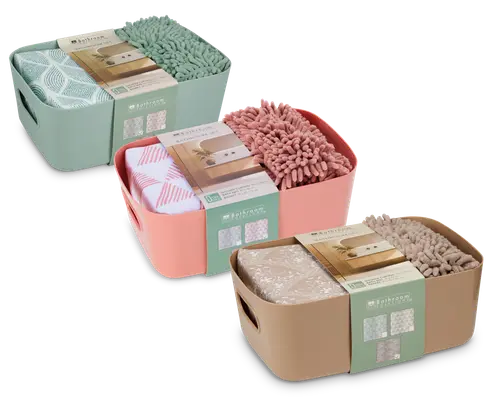 Sæt med tre badeværelseskurve i pastelfarver: mintgrøn, koralrosa og beige. Hver kurv indeholder en matchende chenille bademåtte med tekstureret, fnugget overflade samt et mønstret håndklæde. Kurvene har indbyggede håndtag for nem transport og er pænt pakket med produktinformation på bånd.