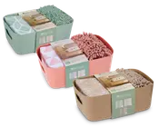 Sæt med tre badeværelseskurve i pastelfarver: mintgrøn, koralrosa og beige. Hver kurv indeholder en matchende chenille bademåtte med tekstureret, fnugget overflade samt et mønstret håndklæde. Kurvene har indbyggede håndtag for nem transport og er pænt pakket med produktinformation på bånd.
