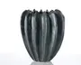 En keramisk vase med en mørk, blank overflade og et unikt, skulpturelt design. Vasen har lodrette riller, der danner en fløjet, organisk form, som minder om en kaktus eller blomsterknop. Kanten er ujævn og bølget, hvilket giver et kunstnerisk udtryk. Overfladen har diskrete farvevariationer med lysere nuancer langs rillernes kanter.