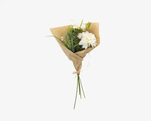 En lille buket med hvide blomster og grønt løv, indpakket i simpelt brunt kraftpapir og bundet med naturfarvet snor. Stilkene er lange og synlige under indpakningen, hvilket giver et rustikt og minimalistisk udtryk.