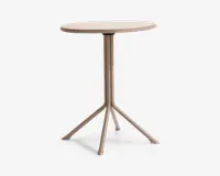 Rundt bord med en glat, lysefarvet bordplade og et centralt metalstel. Stellet deler sig i fire skråtstillede ben for stabilitet, alle med samme lyse finish. Designet er minimalistisk og moderne, velegnet til små rum eller som et accentmøbel.