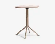 Rundt bord med en glat, lysefarvet bordplade og et centralt metalstel. Stellet deler sig i fire skråtstillede ben for stabilitet, alle med samme lyse finish. Designet er minimalistisk og moderne, velegnet til små rum eller som et accentmøbel.
