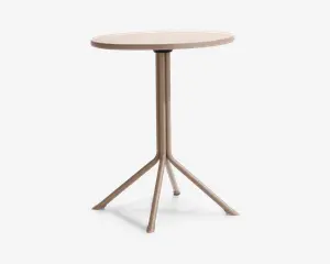 Rundt bord med en glat, lysefarvet bordplade og et centralt metalstel. Stellet deler sig i fire skråtstillede ben for stabilitet, alle med samme lyse finish. Designet er minimalistisk og moderne, velegnet til små rum eller som et accentmøbel.