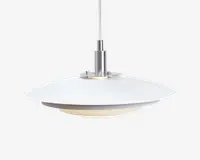 Loftlampe med et moderne, minimalistisk design, der har en bred, flad, hvid metalskærm og en ophængning i børstet metal. Lampen hænger fra en central stang og har en diffus bund, som blødgør lyset og giver en varm, behagelig belysning. De rene linjer og neutrale farver gør lampen velegnet til moderne indretning.