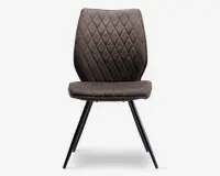 Stol med polstret sæde og ryglæn betrukket med mørkebrunt stof og et diamantformet quiltet mønster. Stolen har let buet ryg for ergonomisk støtte og står på fire skråtstillede sorte metalben, hvilket giver et moderne og robust udtryk.