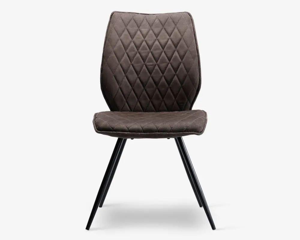 Stol med polstret sæde og ryglæn betrukket med mørkebrunt stof og et diamantformet quiltet mønster. Stolen har let buet ryg for ergonomisk støtte og står på fire skråtstillede sorte metalben, hvilket giver et moderne og robust udtryk.