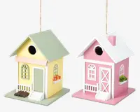 To dekorative miniaturehuse med ophængssnore, designet i pastelfarver. Det venstre hus er gult med grønt tag, hvidt træværk, en lille veranda og en falsk blomsterkasse under vinduet. Det højre hus er lyserødt med hvidt tag og træværk, en skorsten, en veranda og en falsk blomsterkasse under vinduet. Begge har runde åbninger over dørene, velegnet til små fugle.