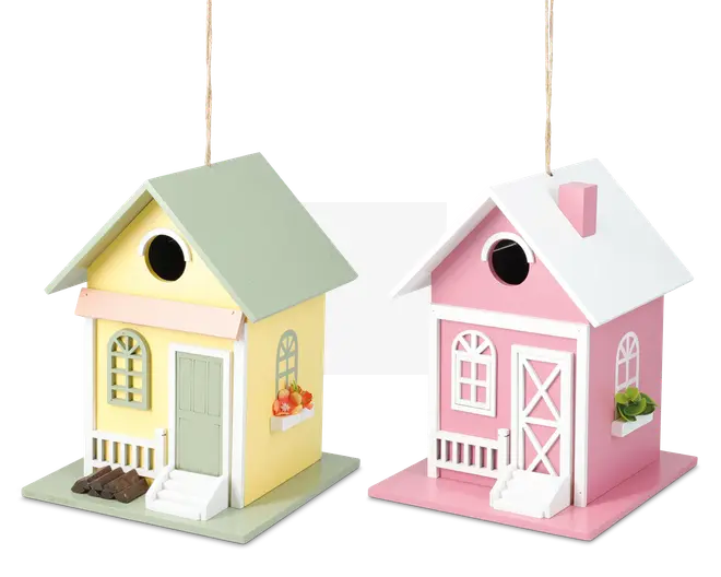 To dekorative miniaturehuse med ophængssnore, designet i pastelfarver. Det venstre hus er gult med grønt tag, hvidt træværk, en lille veranda og en falsk blomsterkasse under vinduet. Det højre hus er lyserødt med hvidt tag og træværk, en skorsten, en veranda og en falsk blomsterkasse under vinduet. Begge har runde åbninger over dørene, velegnet til små fugle.