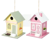 To dekorative miniaturehuse med ophængssnore, designet i pastelfarver. Det venstre hus er gult med grønt tag, hvidt træværk, en lille veranda og en falsk blomsterkasse under vinduet. Det højre hus er lyserødt med hvidt tag og træværk, en skorsten, en veranda og en falsk blomsterkasse under vinduet. Begge har runde åbninger over dørene, velegnet til små fugle.