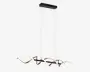 Moderne loftlampe med to parallelle, bølgeformede LED-lysbånd monteret på en rektangulær base. Lampen hænger ned fra loftet via to slanke, lodrette stænger, der er fastgjort til en sort, rektangulær loftroset. LED-båndene udsender et blødt, jævnt lys og er indkapslet i en elegant, metallisk ramme, hvilket giver lampen et nutidigt og kunstnerisk udtryk.