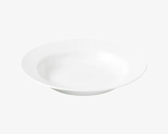 En rund, hvid skål med bred kant og lav dybde. Kanten har et diskret, tekstureret mønster af fine lodrette linjer, som giver et elegant udtryk til den ellers glatte og blanke overflade. Skålen er velegnet til servering af suppe, salat eller pasta.