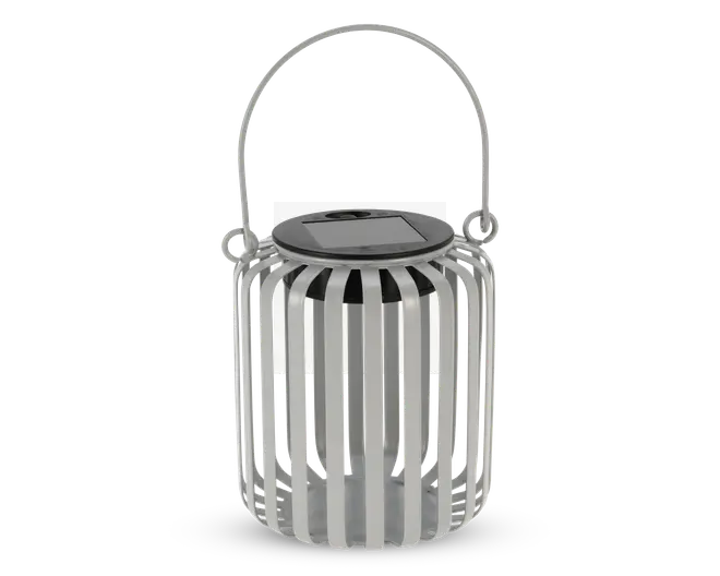 En cylindrisk lanterne med lodrette metalslats i mat hvid finish, udstyret med et rundt håndtag på siderne til nem transport eller ophængning. Lanternens top har en flad, sort overflade med et solpanel, hvilket indikerer, at den er solcelledrevet. Designet gør det muligt for lyset at skinne gennem åbningerne mellem slatsene og skabe en dekorativ effekt.