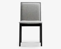 En moderne stol med et rektangulært, polstret ryglæn og sæde, begge betrukket med lysegråt stof med en diskret vævet struktur. Stellet og benene er lavet af sort træ, hvilket giver stolen et slankt og minimalistisk udseende. Sædet er let formet for øget komfort.