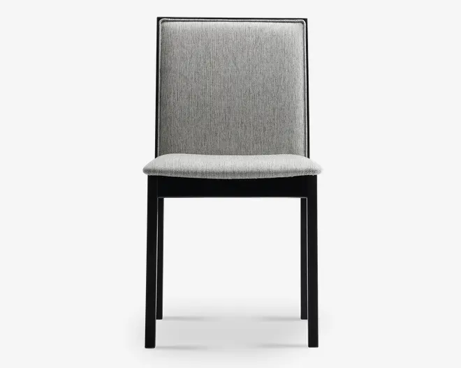 En moderne stol med et rektangulært, polstret ryglæn og sæde, begge betrukket med lysegråt stof med en diskret vævet struktur. Stellet og benene er lavet af sort træ, hvilket giver stolen et slankt og minimalistisk udseende. Sædet er let formet for øget komfort.