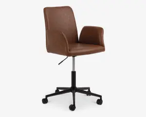 Stol med brun polstring i kunstlæder på sæde og ryglæn samt polstrede armlæn. Stolen har et moderne design med let buet ryg og armlæn for ekstra komfort. Den står på en sort femstjernet fod med hjul, der ruller let, og har gaslift til højdejustering.