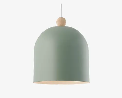 Loftlampe med en glat, mat salviegrøn kuppelformet metalskærm. Toppen har en detalje i naturtræ i form af en rund kugle, og lampen hænger i en hvid ledning. Skærmens inderside er lys, hvilket giver et blødt og diffust lys.