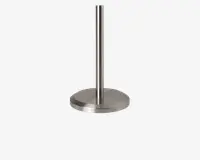 En elegant, moderne holder lavet af børstet rustfrit stål med en cylindrisk opretstående stang og en bred, rund, vægtet bund for stabilitet. Overfladen har en mat, metallisk finish, og designet er minimalistisk med rene linjer.
