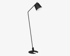 Høj, moderne gulvlampe med mat sort finish. Lampen har en geometrisk, segmenteret arm med vinklede led, der gør det muligt at justere højde og retning. Den har en rund, stabil fod og en konisk lampeskærm med hvid inderside for fokuseret lysfordeling.