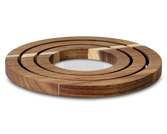 Sæt med tre runde bordskånere i træ med glat overflade og naturlige træårer. Bordskånerne kan stables indeni hinanden for pladsbesparende opbevaring og har et minimalistisk, moderne design. De forskellige størrelser passer til forskelligt køkkengrej, og tykkelsen giver solid varmebeskyttelse til overflader.